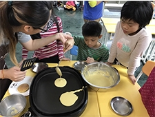 2016/11/2 社團法人桃園市龜山區傳愛社區關懷協會【九州鬆餅 快樂 & 微笑 愛分享】